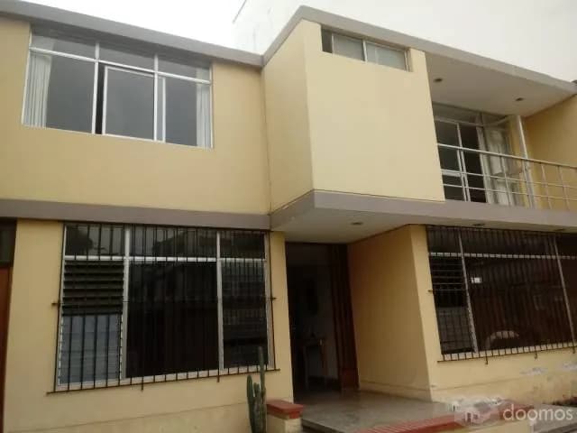 CASA FRENTE A PARQUE EN PUEBLO LIBRE — foto 5