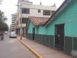 CASA EN VENTA EN URB. TIIO, EN AV. 28 DE JULIO