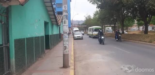 CASA EN VENTA EN URB. TIIO, EN AV. 28 DE JULIO — foto 2