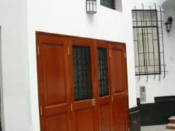 Alquilo Habitación Independiente con baño propio. Puerta de calle en Condominio.  Av. Arenales