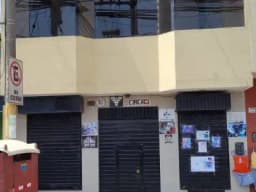 Excelente y céntrico local comercial de 2 pisos.