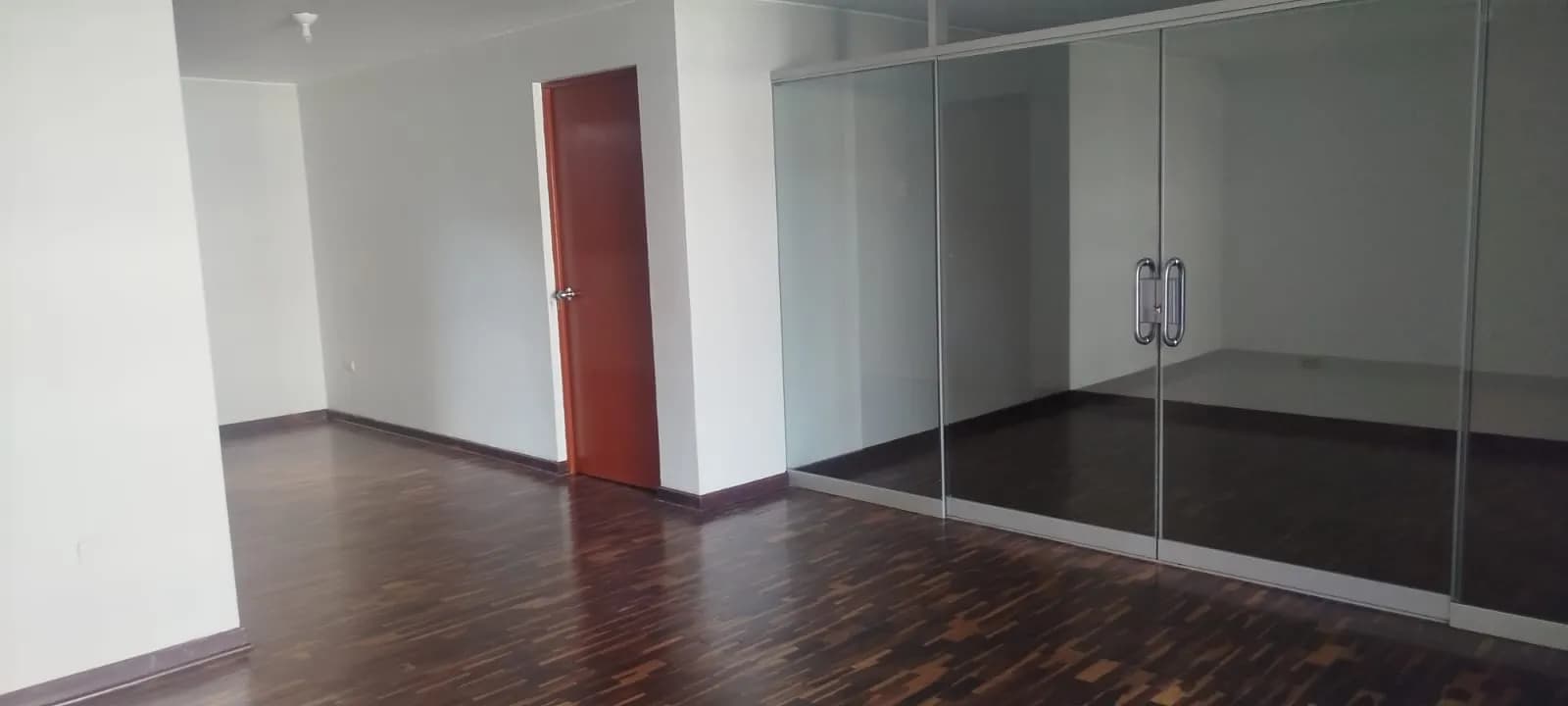 Venta de amplio Departamento independiente en Salamanca de Monterrico — foto 4