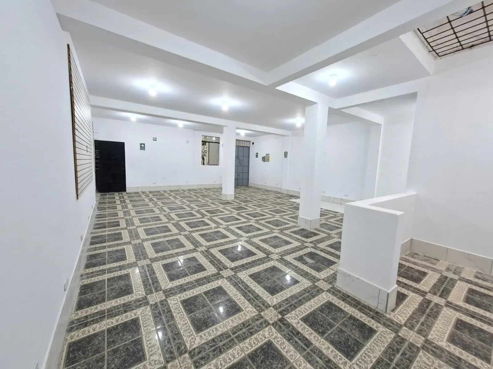 ALQUILER  DE  ALMACEN,OFICINA EN LOS CEDROS DE VILLA. — foto 3