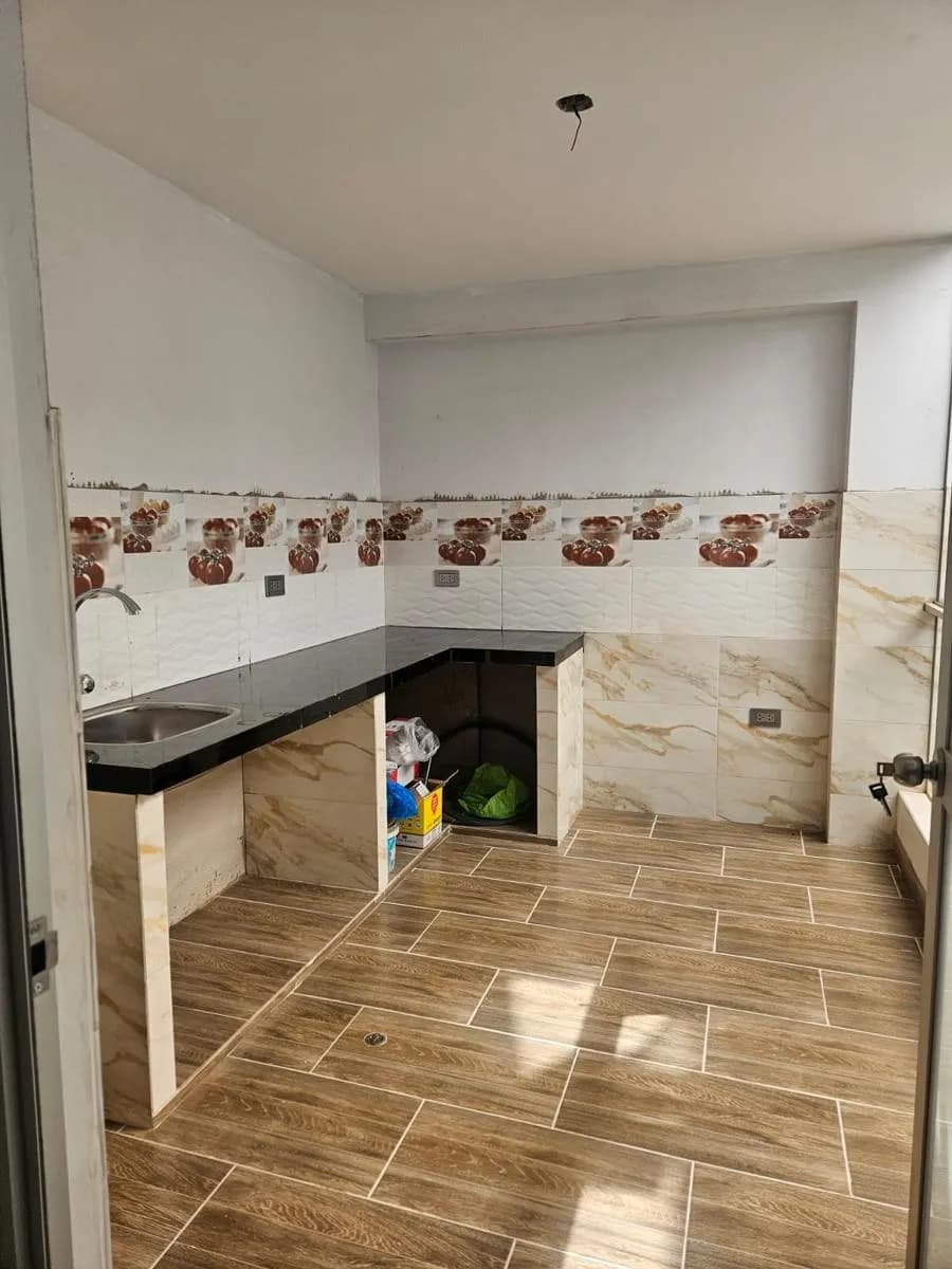 Se Vende Linda Casa de 2 Pisos + Cochera Urb. Los Eucaliptos — foto 2