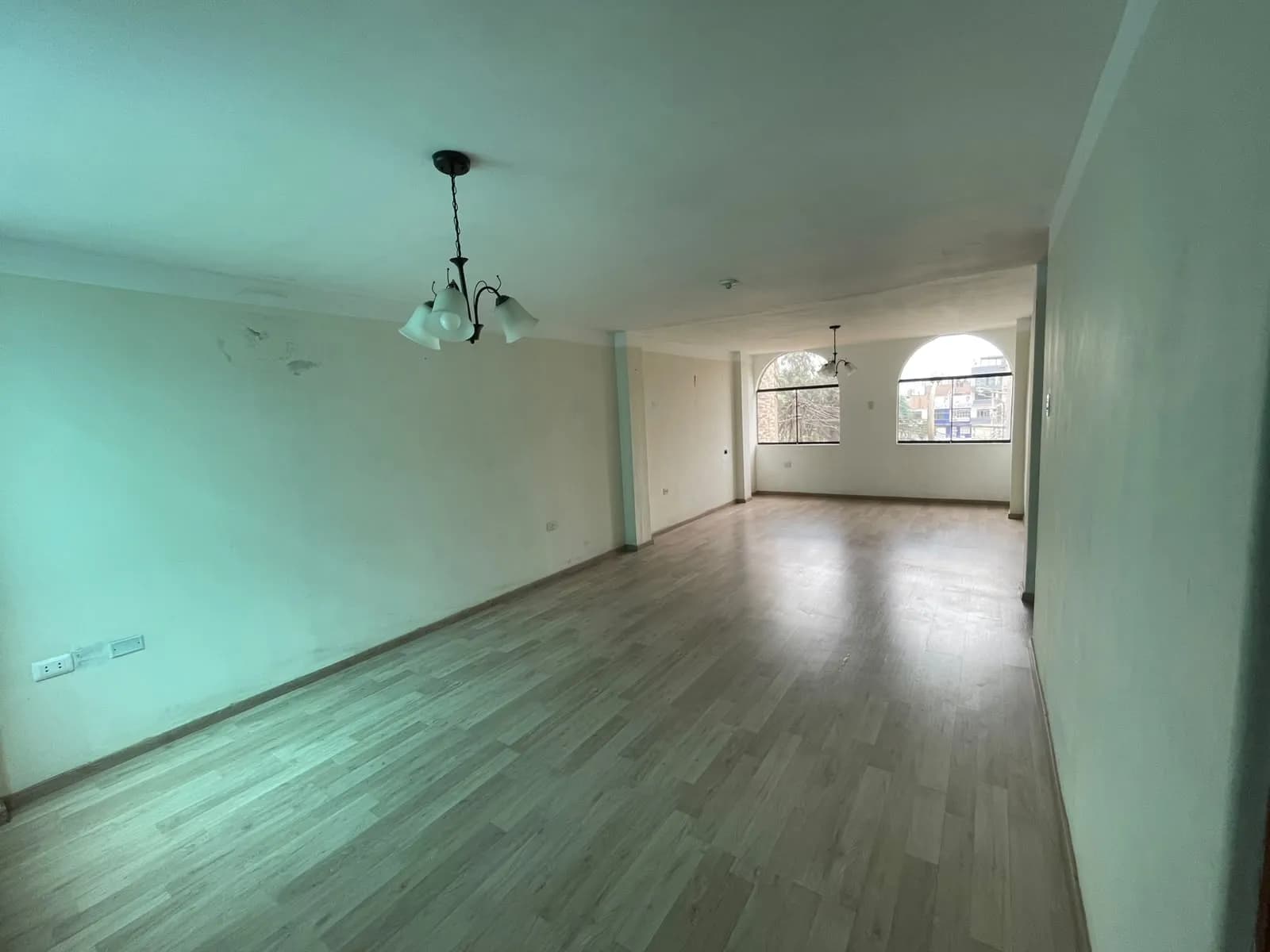 VENTA DE CASA FRENTE A PARQUE EN COMAS 420 MTS2 CONSTRUIDOS CON 10 DORMITORIOS — foto 8