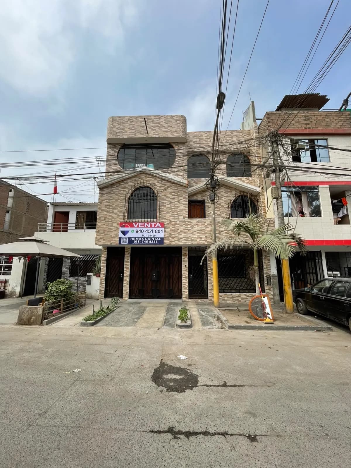 VENTA DE CASA FRENTE A PARQUE EN COMAS 420 MTS2 CONSTRUIDOS CON 10 DORMITORIOS — foto 1