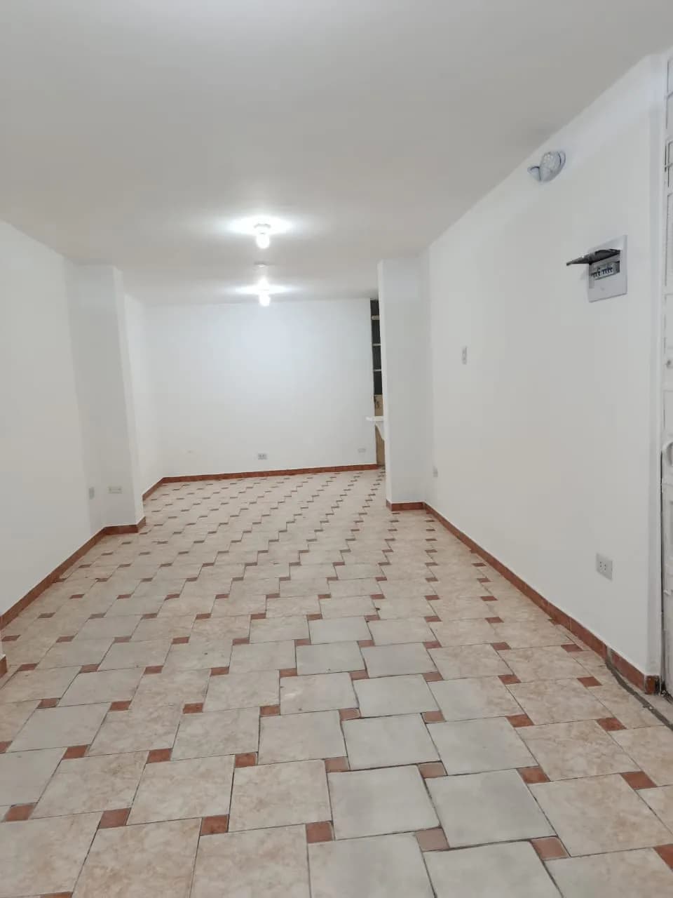 local comercial primer piso con puerta enrrollable a la calle — foto 1