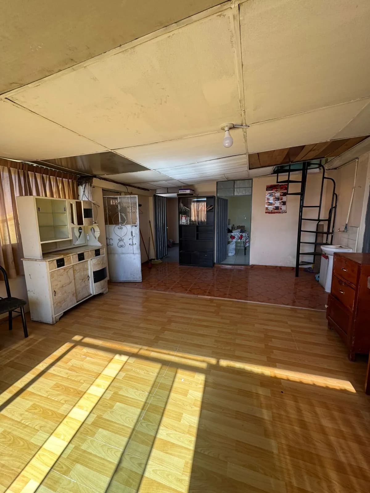 Se vende Casa de 3 Pisos – Urb. Pio Pata – Cerca al Malecón — foto 3