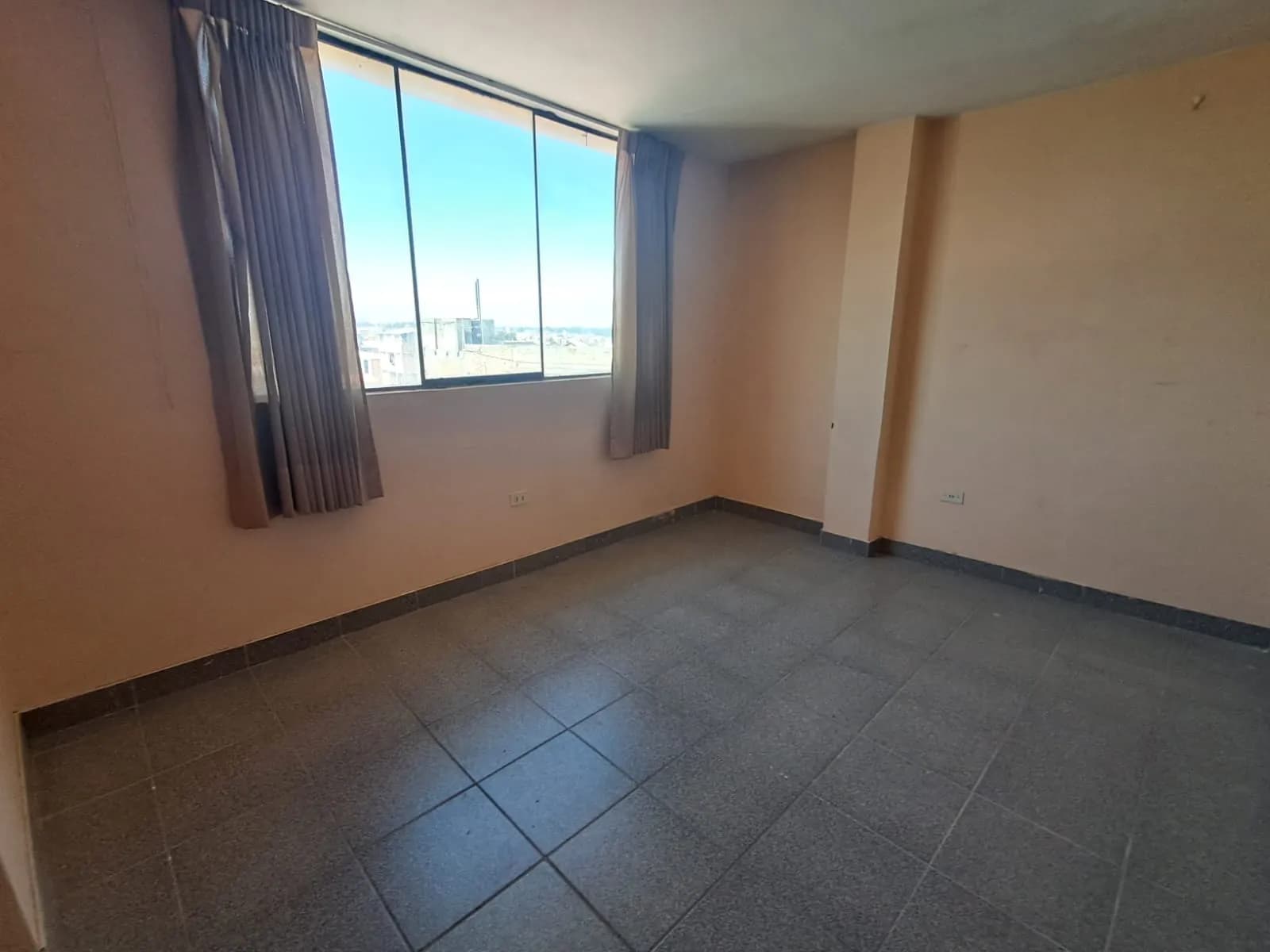 Se vende Casa de 3 Pisos – Urb. Pio Pata – Cerca al Malecón — foto 5
