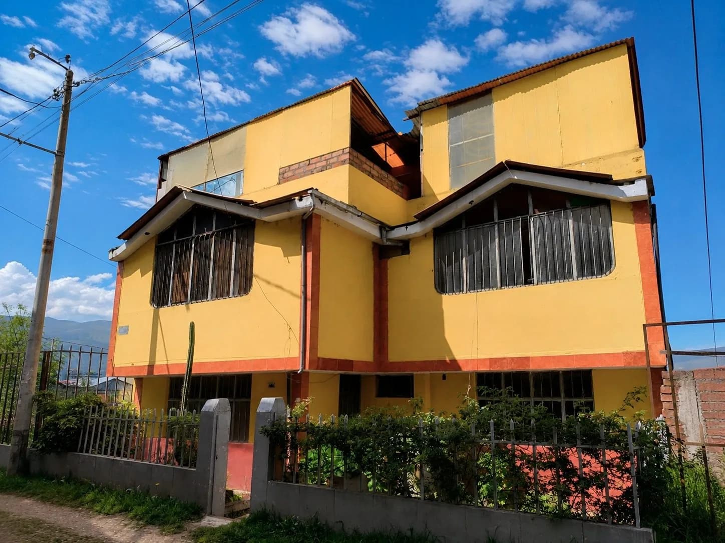Se vende Casa de 3 Pisos – Urb. Pio Pata – Cerca al Malecón — foto 1