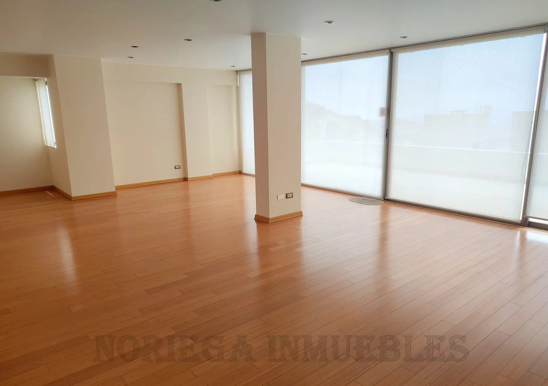 Duplex Casuarinas AO:423 m2, + 3 Cocheras + Depósito US$ 525,000.- — foto 1
