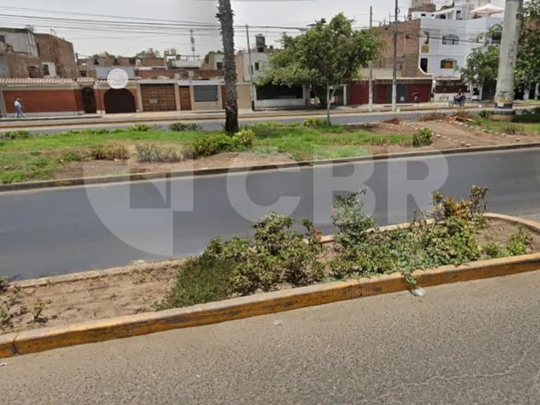 VENTA CASA COMO TERRENO EN LOS OLIVOS — foto 2