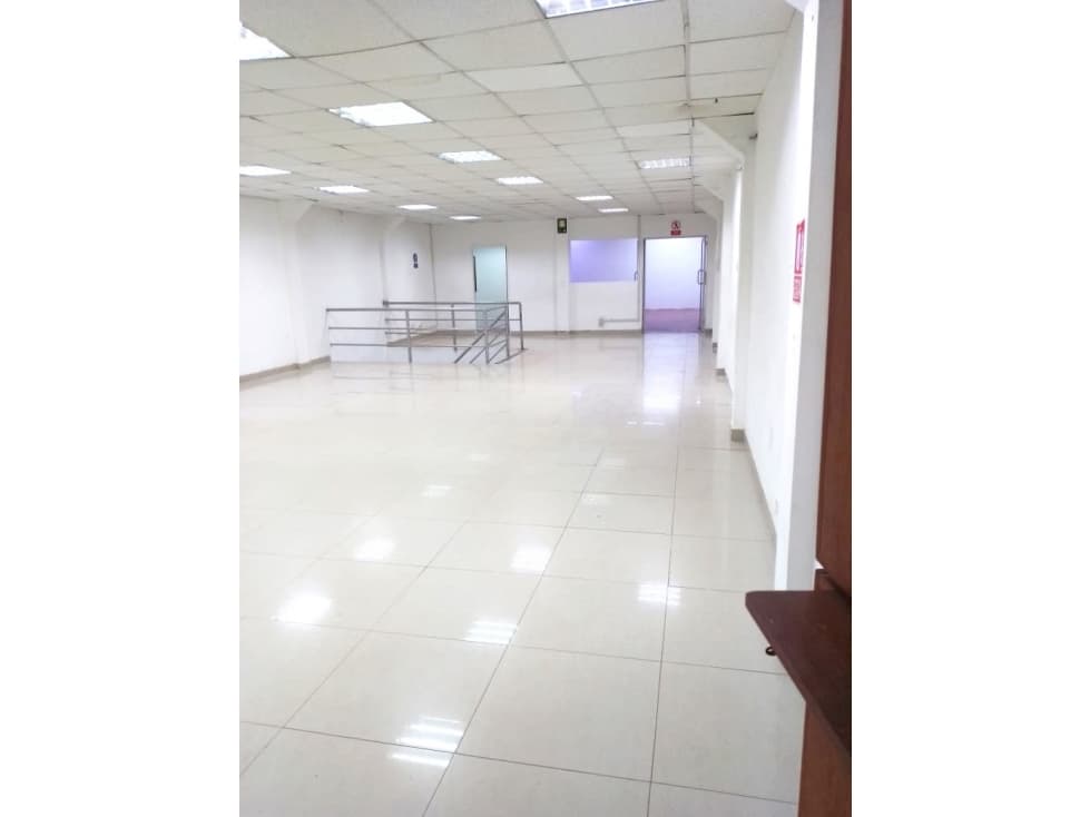 Se alquila local comercial 225 m2 2do piso Pucallpa Saenz Peña — foto 1
