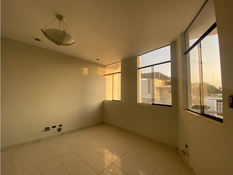 VENDO O ALQUILO AMPLIO DEPARTAMENTO EN MIRAFLORES — foto 1