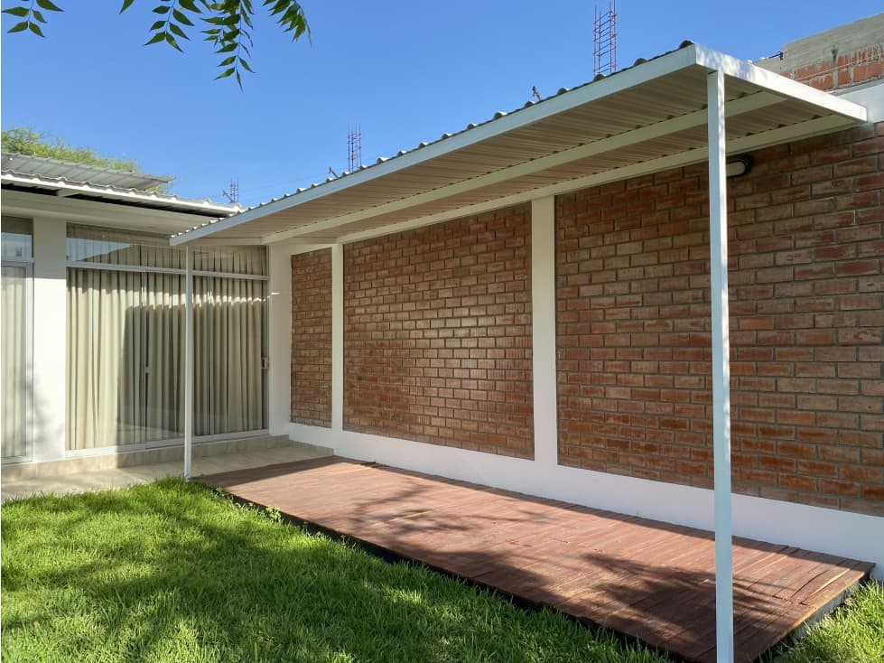 EN VENTA CASA CON PISCINA EN EJIDOS — foto 3