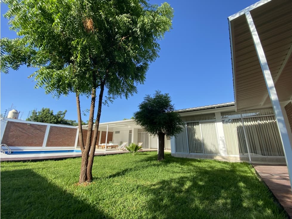 EN VENTA CASA CON PISCINA EN EJIDOS — foto 1