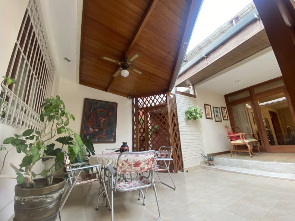 VENDO CASA EN URB. MIRAFLORES - INCLUYE LOS MUEBLES — foto 1