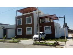 VENDO O ALQUILO AMPLIA CASA EN CORALES 1