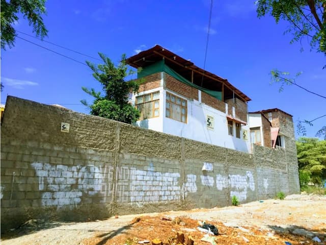 VENDO AMPLIA CASA Y CUARTOS PARA ALQUILER EN GERANIOS, PIURA
