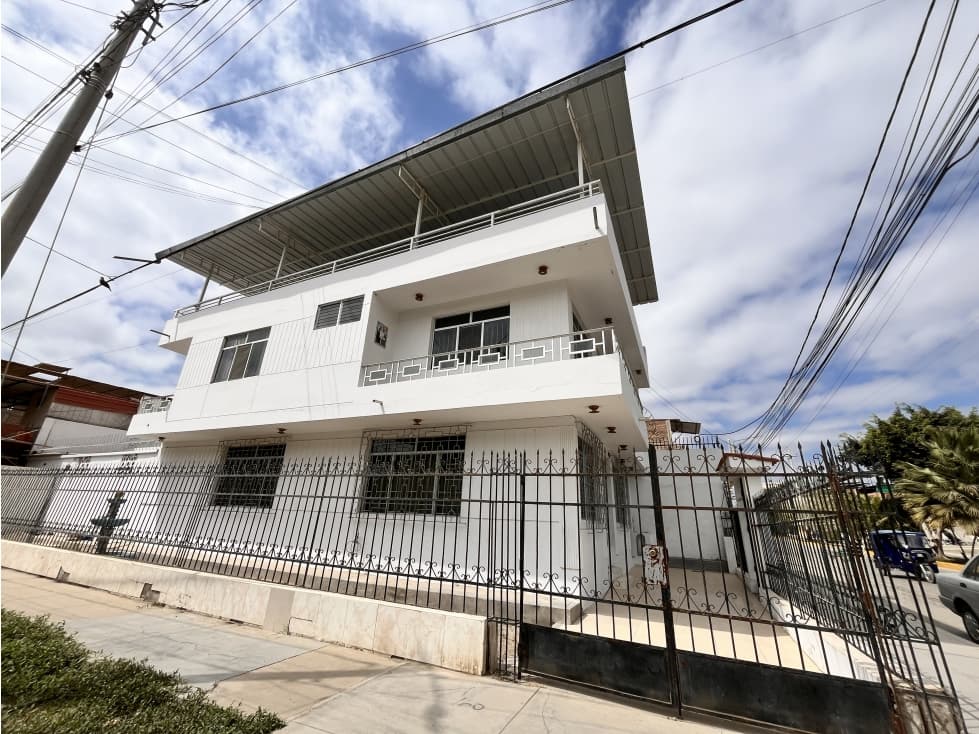 ALQUILO AMPLIA CASA CÉNTRICA EN ESQUINA — foto 1