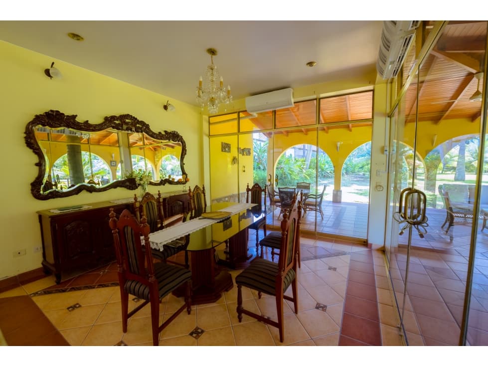 HERMOSA CASA CON JARDINES Y PISCINA — foto 5